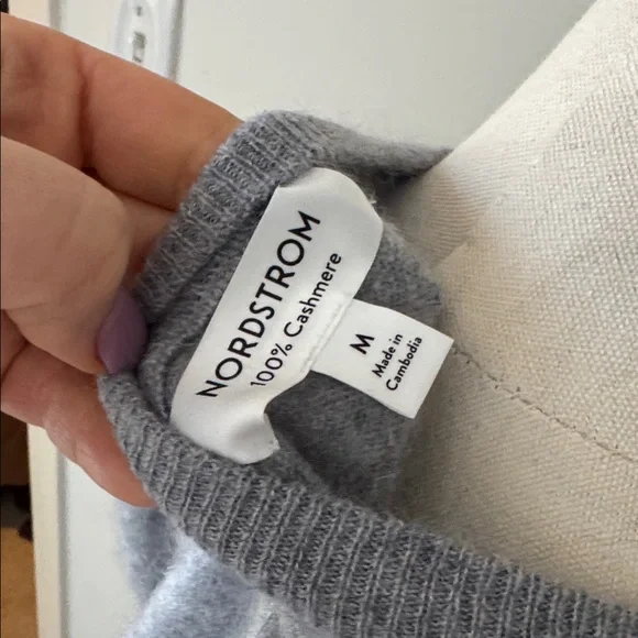 LIKE NEW • NORDSTROM • 100% CASHMERE • size medium - Picture 3 of 5